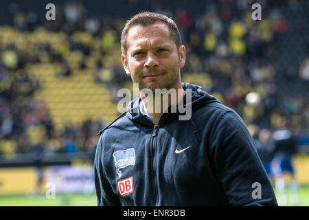 Dortmund, Deutschland. 9. Mai 2015. Berlins Trainer Pal Dardai vor der deutschen Fußball-Bundesliga-Fußball-match zwischen Borussia Dortmund und Hertha BSC im Signal Iduna Park in Dortmund, Deutschland, 9. Mai 2015. Das Spiel Ened 2-0. Foto: MAJA HITIJ/Dpa/Alamy Live News Stockfoto