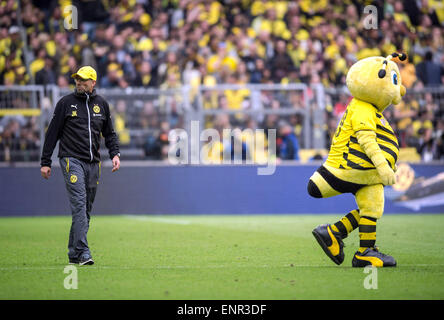 Dortmund, Deutschland. 9. Mai 2015. Dortmunds Trainer Jürgen Klopp steht neben Maskottchen Emma, nachdem die deutsche Bundesliga Fußballspiel zwischen Borussia Dortmund und Hertha BSC im Signal Iduna Park in Dortmund, Deutschland, 9. Mai 2015. Das Spiel Ened 2-0. Foto: MAJA HITIJ/Dpa/Alamy Live News Stockfoto