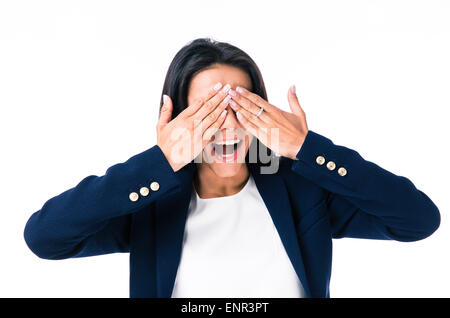 Junge Geschäftsfrau, die in ihren Augen über grauen Hintergrund Stockfoto