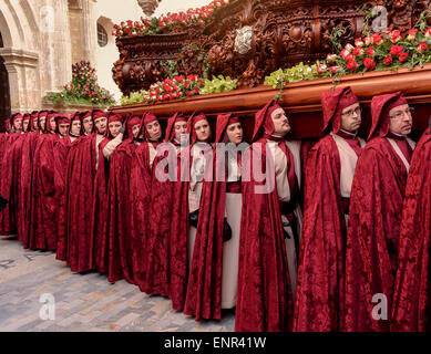 Prozession der Bruderschaft Paso Encarnado am Karfreitags-Prozession der Semana Santa (Karwoche) in Lorca, Provinz Murcia, Spai Stockfoto