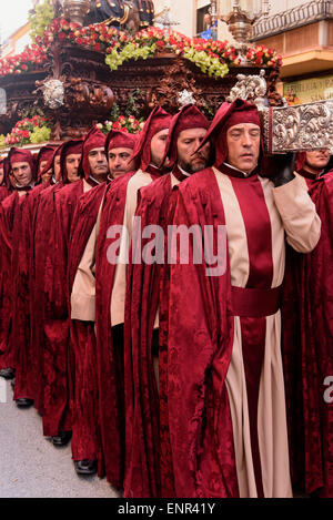 Prozession der Bruderschaft Paso Encarnado am Karfreitags-Prozession der Semana Santa (Karwoche) in Lorca, Provinz Murcia, Spai Stockfoto