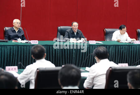 Hangzhou, China Zhejiang Provinz. 9. Mai 2015. Wang Qishan (C, hinten), Mitglied des ständigen Ausschusses des Politbüros des Zentralkomitees der kommunistischen Partei von China (CPC) und Sekretär der CPC Zentralkommission für Disziplin Inspektion (CCDI), leitet ein Symposium der lokalen Sekretäre der CPC Disziplin Inspektion in Jiaxing, Ost-China Zhejiang Provinz, 9. Mai 2015. Wang machte eine Inspektionsreise in Zhejiang vom 8. bis 10. Bildnachweis: Yao Dawei/Xinhua/Alamy Live-Nachrichten Stockfoto