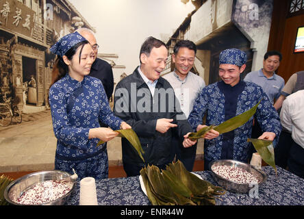 Hangzhou, China Zhejiang Provinz. 8. Mai 2015. Wang Qishan (3. L), Mitglied des ständigen Ausschusses des Politbüros des Zentralkomitees der kommunistischen Partei von China (CPC) und Sekretär der CPC Zentralkommission für Disziplin Inspektion (CCDI), besucht eine lokale Lebensmittelkonzern in Jiaxing, Ost-China Zhejiang Provinz, 8. Mai 2015. Wang machte eine Inspektionsreise in Zhejiang vom 8. bis 10. Bildnachweis: Yao Dawei/Xinhua/Alamy Live-Nachrichten Stockfoto