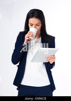 Geschäftsfrau, Kaffee trinken und halten Tablet-Computer auf weißem Hintergrund Stockfoto