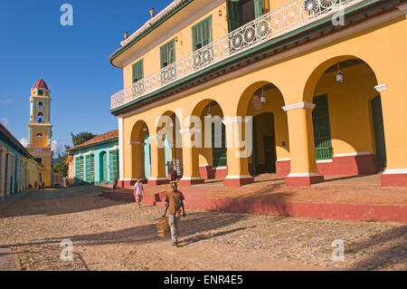 Ein Mann geht mit einem Vogelkäfig auf einem Platz in Trinidad de Cuba, Kuba Stockfoto