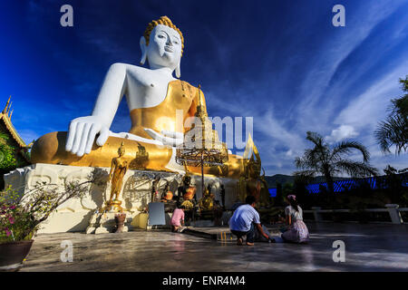 Buddha-Statue mit gebeten in Wat Phra, dass Doi Kham Tempel sitzen. Chiang Mai, Thailand Stockfoto