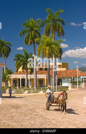 Pferd und Wagen in der malerischen gepflasterten Plaza Mayor in Trinidad de Cuba, Kuba Stockfoto