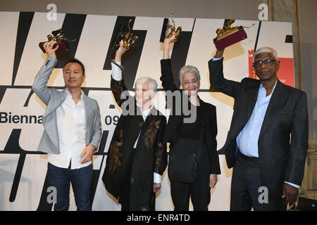 Venedig, Italien. 9. Mai 2015. Künstler Lim Heung-Soon (die silbernen Löwen für einen vielversprechenden jungen Künstler) (L-R), US-American Museumsdirektorin und Kuratorin Susanne Ghez (Reihe Goldener Löwe für Verdienste um die Künste), Adrian Piper (Goldener Löwe für die beste Künstlerin) und ghanaische Künstler El Anatsui (Goldener Löwe für sein Lebenswerk) Pose mit ihren Löwen an den goldenen Löwen Preisverleihung auf der Biennale in Venedig, Italien , 9. Mai 2015. Der 56. internationalen Art Exhibtion, La Biennale de Venezia 2015 läuft von Mai 09 bis 22. November 2015. Foto: FELIX HOERHAGER/Dpa - News WIRE SERVICE/Dpa/Alamy Live Stockfoto