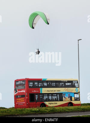 Brighton, UK. 10. Mai 2015. Ein Gleitschirm schwebt über Brighton und Hove Bus Reisen entlang die A259 an der Küstenstraße zwischen Brighton and Rottingdean ruhigem Wetterbedingungen waren perfekt für heute fliegen. Bildnachweis: Simon Dack/Alamy Live-Nachrichten Stockfoto