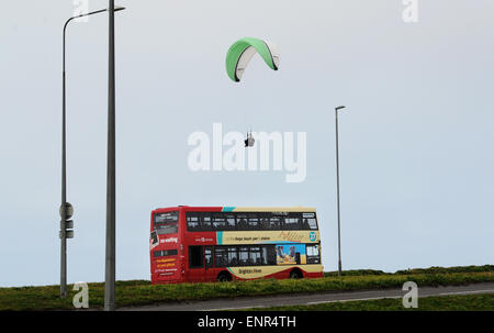 Brighton, UK. 10. Mai 2015. Ein Gleitschirm schwebt über Brighton und Hove Bus Reisen entlang die A259 an der Küstenstraße zwischen Brighton and Rottingdean ruhigem Wetterbedingungen waren perfekt für heute fliegen. Bildnachweis: Simon Dack/Alamy Live-Nachrichten Stockfoto