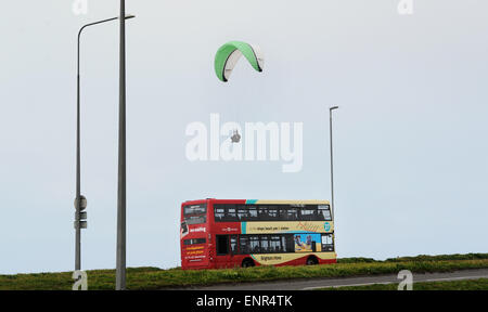 Brighton, UK. 10. Mai 2015. Ein Gleitschirm schwebt über Brighton und Hove Bus Reisen entlang die A259 an der Küstenstraße zwischen Brighton and Rottingdean ruhigem Wetterbedingungen waren perfekt für heute fliegen. Bildnachweis: Simon Dack/Alamy Live-Nachrichten Stockfoto