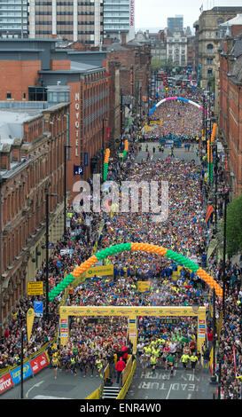 Manchester, UK. 10. Mai 2015. Läufer starten die Morrisons Great Manchester Run auf Portland Street in Manchester Credit: Russell Hart/Alamy Live News. Stockfoto