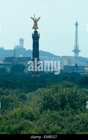 Juni 2006 - BERLIN: Blick auf die "Siegessaeule" (Siegessäule) und der Tiergarten, im Hintergrund die "Funkturm", Berlin. Stockfoto