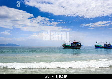 Lokale Boote am Morgen in Doc Let Strand, Zentral-Vietnam Nha Trang Stockfoto