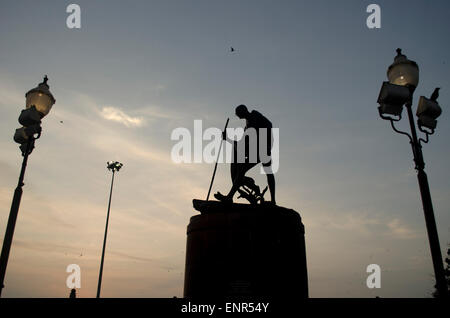 Statue von Mahatma Gandhi am Strand von Marina, Chennai (Madras), Tamil Nadu, Indien, Asien Stockfoto