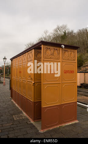 Ein Gusseisen-Herr Urinal auf dem Bahnsteig in Bewdley, Worcestershire, England, an der Severn Valley Railway. Stockfoto