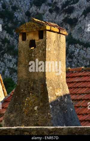 Altes Dach mit Kamin auf verlassenen Haus Stockfoto