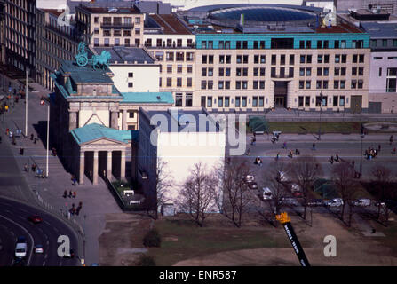 März 2004 - BERLIN: Blick auf das Brandenburger Tor in Berlin. Stockfoto