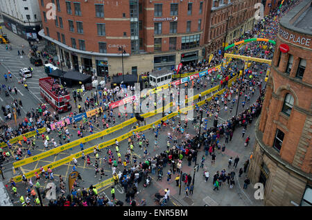 Manchester, UK. 10. Mai 2015. Läufer starten die Morrisons Great Manchester Run auf Portland Street in Manchester Credit: Russell Hart/Alamy Live News. Stockfoto