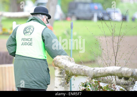 Badminton, Gloucestershire. 9. Mai 2015.  Mitsubishi Motors Badminton Horse Trials 2015. Badminton, England. Rolex Grand Slam-Turnier und ein Teil der FEI-Serie 4 Sterne. Führer von Tag 3 der 4 Zaun Richter während der Cross Country Phase Credit: Julie Priestley/Alamy Live News Stockfoto