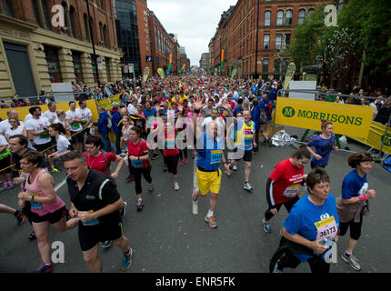 Manchester, UK. 10. Mai 2015. Läufer starten die Morrisons Great Manchester Run auf Portland Street in Manchester Credit: Russell Hart/Alamy Live News. Stockfoto