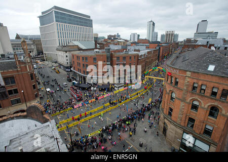 Manchester, UK. 10. Mai 2015. Läufer starten die Morrisons Great Manchester Run auf Portland Street in Manchester Credit: Russell Hart/Alamy Live News. Stockfoto