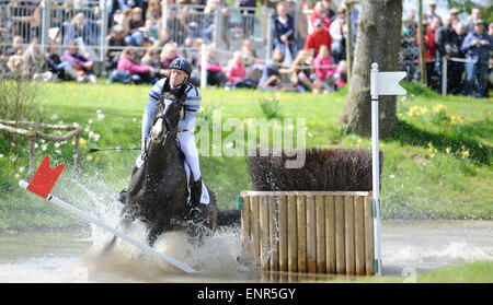 Badminton, Gloucestershire. 9. Mai 2015.  Mitsubishi Motors Badminton Horse Trials 2015. Badminton, England. Rolex Grand Slam-Turnier und ein Teil der FEI-Serie 4 Sterne. Führer von Tag 3 der 4 Andrew Hoy (AUS) Reiten Lanfranco im Cross Country Phase Credit: Julie Priestley/Alamy Live News Stockfoto