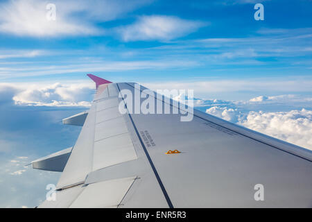 Blick durch Fenster Flugzeug während des Fluges. Stockfoto