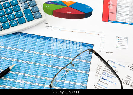 Prüfung der von den corporate-Konten eines erfolgreichen Unternehmens Stockfoto