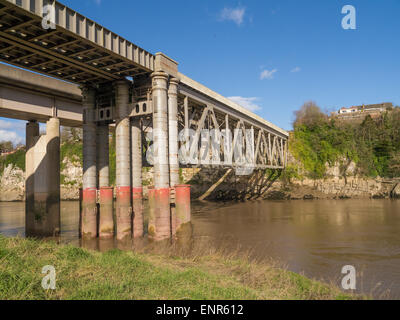 Eisenbahnbrücke über den Fluss Wye in Chepstow, Wales, ursprünglich von Isambard Kingdom Brunel Stockfoto