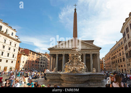 Die Piazza della Rotonda mit dem Brunnen Fontana del Pantheon Rom und ägyptischen Obelisken vor dem Pantheon Stockfoto