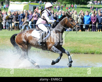 Badminton, Gloucestershire. 9. Mai 2015.  Mitsubishi Motors Badminton Horse Trials 2015. Badminton, England. Rolex Grand Slam-Turnier und ein Teil der FEI-Serie 4 Sterne. Führer von Tag 3 der 4 Rose Carnegie (GBR) Reiten Landine im Cross Country Phase Credit: Julie Priestley/Alamy Live News Stockfoto