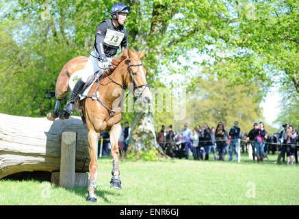 Badminton, Gloucestershire. 9. Mai 2015.  Mitsubishi Motors Badminton Horse Trials 2015. Badminton, England. Rolex Grand Slam-Turnier und ein Teil der FEI-Serie 4 Sterne. Führer von Tag 3 der 4 Oliver Townend (GBR) Reiten Armada im Cross Country Phase Credit: Julie Priestley/Alamy Live News Stockfoto