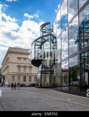 Deutsches Historisches Museum, Berlin. Museum der Geschichte. Erweiterung von I.M.Pei modernen Glas und Stahl Flügel für temporäre Ausstellungen Stockfoto