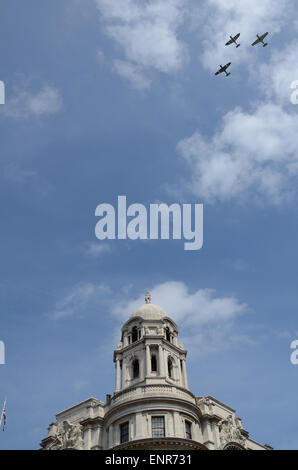 Feierlichkeiten zum 70. Jahrestag des VE Day. Die RAF-Kämpfer des Battle of Britain Memorial Flight fliegen über Horse Guards in Whitehall, London Stockfoto