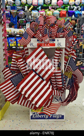 Eine Darstellung der amerikanischen Flaggen zum Verkauf für den 4. Juli auf der Party Store auf der West 14th Street in Greenwich Village in New York. Stockfoto