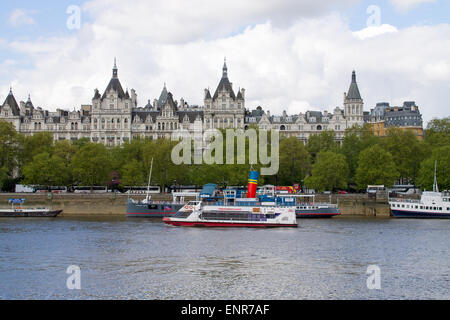 Der Palast von Whitehall, Bild aus dem südlichen Ufer der Themse. Boote auf der Vorderseite. Stockfoto