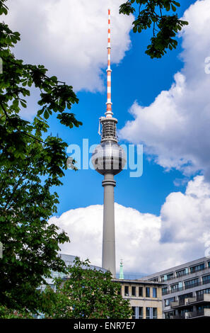 Television Tower, TV Turm, Fernsehturm gegen blauen Himmel am Alexanderplatz, Mitte, Berlin Stockfoto