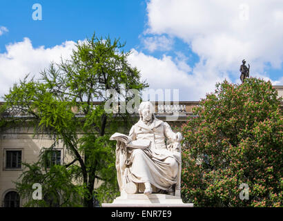 Wilhelm von Humboldt Marmorstatue des Gründers außerhalb der Humboldt-Universität, Unter Den Linden, Berlin Stockfoto