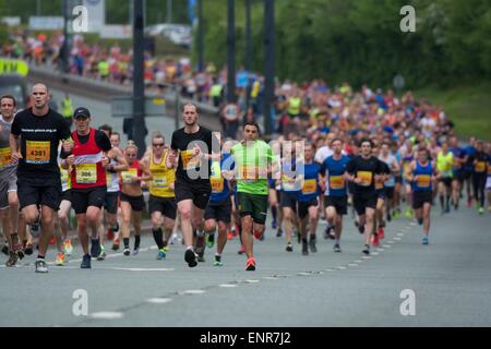 Manchester, UK. 10. Mai 2015.  Tausende Läufer nehmen heute an der Great Manchester Run Teil. Bildnachweis: John Fryer/Alamy Live-Nachrichten Stockfoto