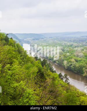 Blick auf den Fluss Landschaft vom Hügel im Frühjahr Stockfoto