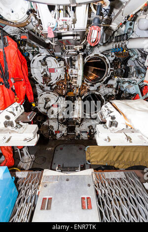 U-Boot, innen. Der vorwärtsführende Torpedo-Raum mit sechs Torpedo-Röhren, zwei offen, des britischen U-Bootes der Oberon-Klasse, HMS Ocelot, S17. Stockfoto