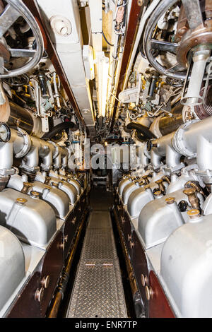 Der Hauptmaschinenraum im britischen U-Boot der Oberon-Klasse, HMS Ocelot, S17, zeigt den Gang zwischen den beiden 3000 PS-Elektromotoren. Stockfoto