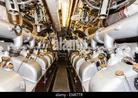 Der Hauptmaschinenraum im britischen Unterseeboot der Oberon-Klasse, HMS Ocelot, der Gang zwischen den beiden 3000 PS-Elektromotoren zeigt. Stockfoto