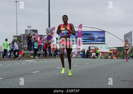 Manchester, UK. 10. Mai 2015.   Diane Nukuri beendet 5. in 32,27 Minuten. Tausende Läufer nehmen heute an der Great Manchester Run Teil. Bildnachweis: John Fryer/Alamy Live-Nachrichten Stockfoto