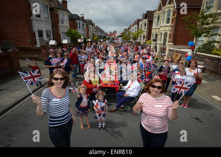 Sieg in Europa Tag 70 Jahrestag Street Party. Einwohner einer Gemeinde in Southsea, Hampshire, England, winken während ihrer Straßenparty, um den 70. Jahrestag des VE Day zu feiern. Stockfoto