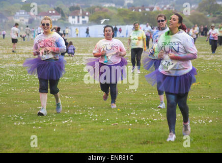 10. Mai 2015. Poole, Dorset, UK. Dorset erfolgt erste Regenbogen laufen im Baiter Park, Poole. Mehr als 1500 Läufer nehmen Teil 3 k-Charity-Rennen organisiert von Naomi House und Jacksplace Kinder Hospiz in der Nähe von Winchester, um Geld für ihre Caterpillar Attraktivität erhöhen. Stockfoto