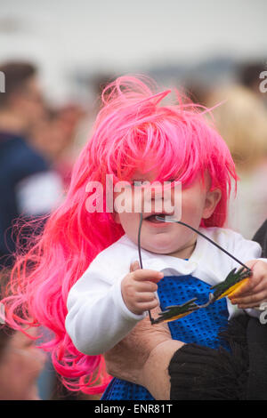 10. Mai 2015. Poole, Dorset, UK. Dorset erfolgt erste Regenbogen laufen im Baiter Park, Poole. Mehr als 1500 Läufer nehmen Teil 3 k-Charity-Rennen organisiert von Naomi House und Jacksplace Kinder Hospiz in der Nähe von Winchester, um Geld für ihre Caterpillar Attraktivität erhöhen. Stockfoto