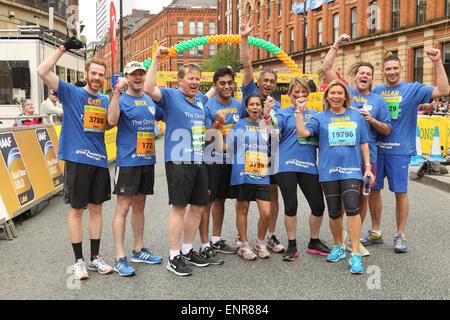 Manchester, UK. Sonntag, 10. Mai 2015. Die Stadt Gastgeber der Morrison Great Manchester Run im Herzen des Stadtzentrums. Das Christie-Team einschließlich BBC-Moderator Bill Turnbull (3. links) und Schauspielerin Tricia Penrose (3. rechts). Bildnachweis: Michael Buddle/Alamy Live-Nachrichten Stockfoto