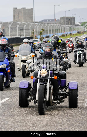 Carrickfergus, Nordirland. 10. Mai 2015. Frau Biker Fahrten ein dreirädriges Motorrad als Kai Vipern Motorcycle Club halten jährliche Fahrt-Out für Nordirland Hospiz. Bildnachweis: Stephen Barnes/Alamy Live-Nachrichten Stockfoto